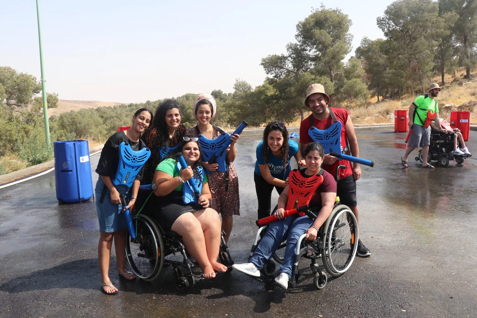 ווטר טאג לקבוצה גדולה – ילדים עם אקדחי מים ואפודות סנסור